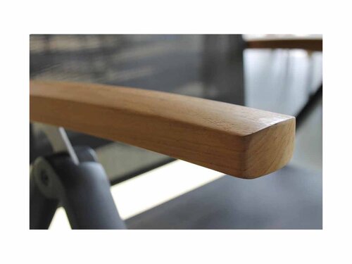 BEST Cavalese Klappstuhl aus Aluminium mit Textilene, Teakholz-Armlehnen, anthrazit, BTH 620 x 670 x 1100 mm