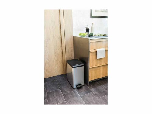 Curver DECO SLIM BIN Abfalleimer 25L mit Fu�pedal silber metallic, Metalleffekt-Lackierung, Komfortables Pedal, BTH 393 x 250 x 454 mm