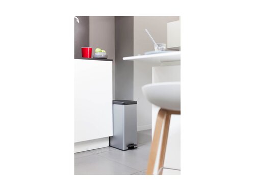 Curver DECO SLIM BIN Abfalleimer 40L mit Fu�pedal silber metallic, Metalleffekt-Lackierung, Komfortables Pedal, BTH 393 x 250 x 607 mm